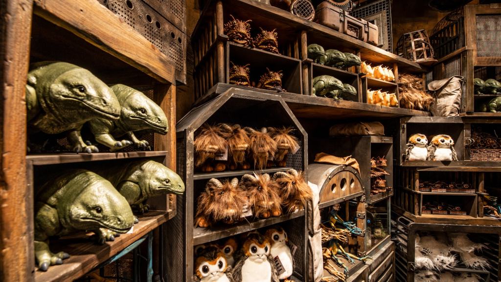 Creature Stall is another interesting place to see. Here you can find exotic animals from all over the galaxy for sale. Everything from Loth Cats to Jabba's little pet, Kowakian Lizard Monkeys. This pet shop gives an idea of the animals that are found all over the galaxy. 